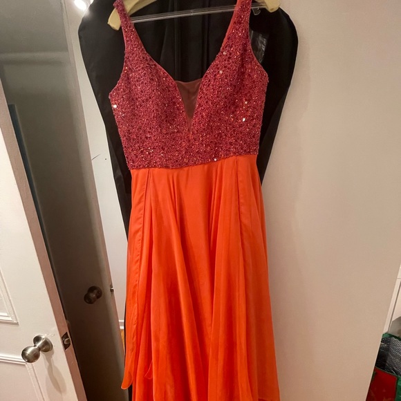 Elegant gown - Picture 5 of 5